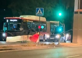 Unos encapuchados cortan el tráfico de la calle Torneo de Sevilla por la huelga por Palestina