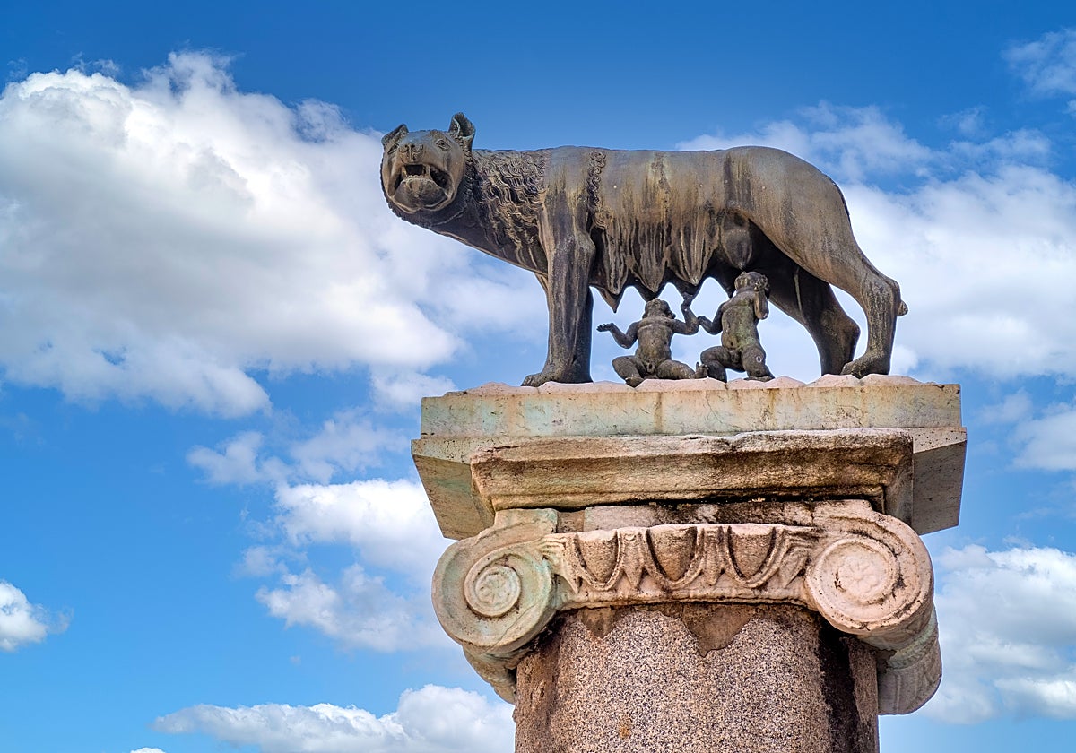 La loba Luperca amamantando a Rómulo y Remo en el Monte Capitolino de Roma, El mito del legendario origen de Roma inspiró el nombre de la Colonia Iulia Romula Hispalis, la Sevilla romana refundada por Julio César