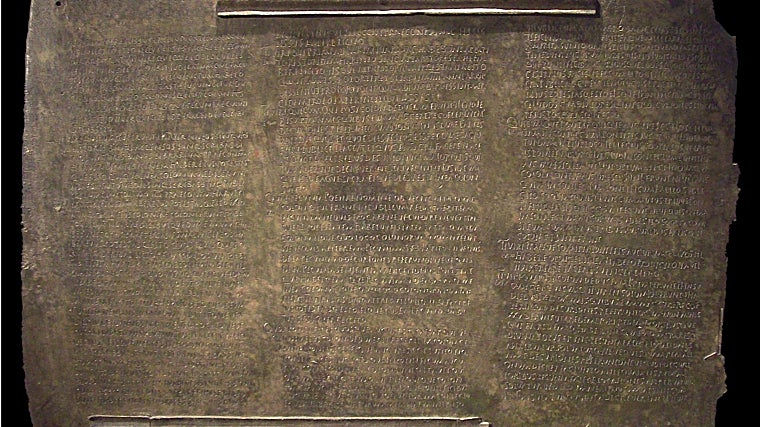 Lex Ursonensis (siglo I a. C.), tabla de bronce con las leyes fundacionales de la Colonia Genetiva Iulia de Urso, otorgadas por Julio César. Museo Arqueológico Nacional (Madrid).