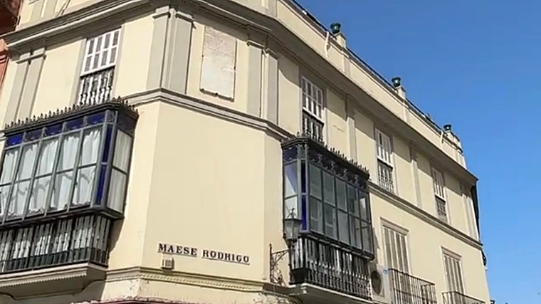 Edificio donde se encuentra expuesta la referida placa conmemorativa de Julio César en la Puerta de Jerez.