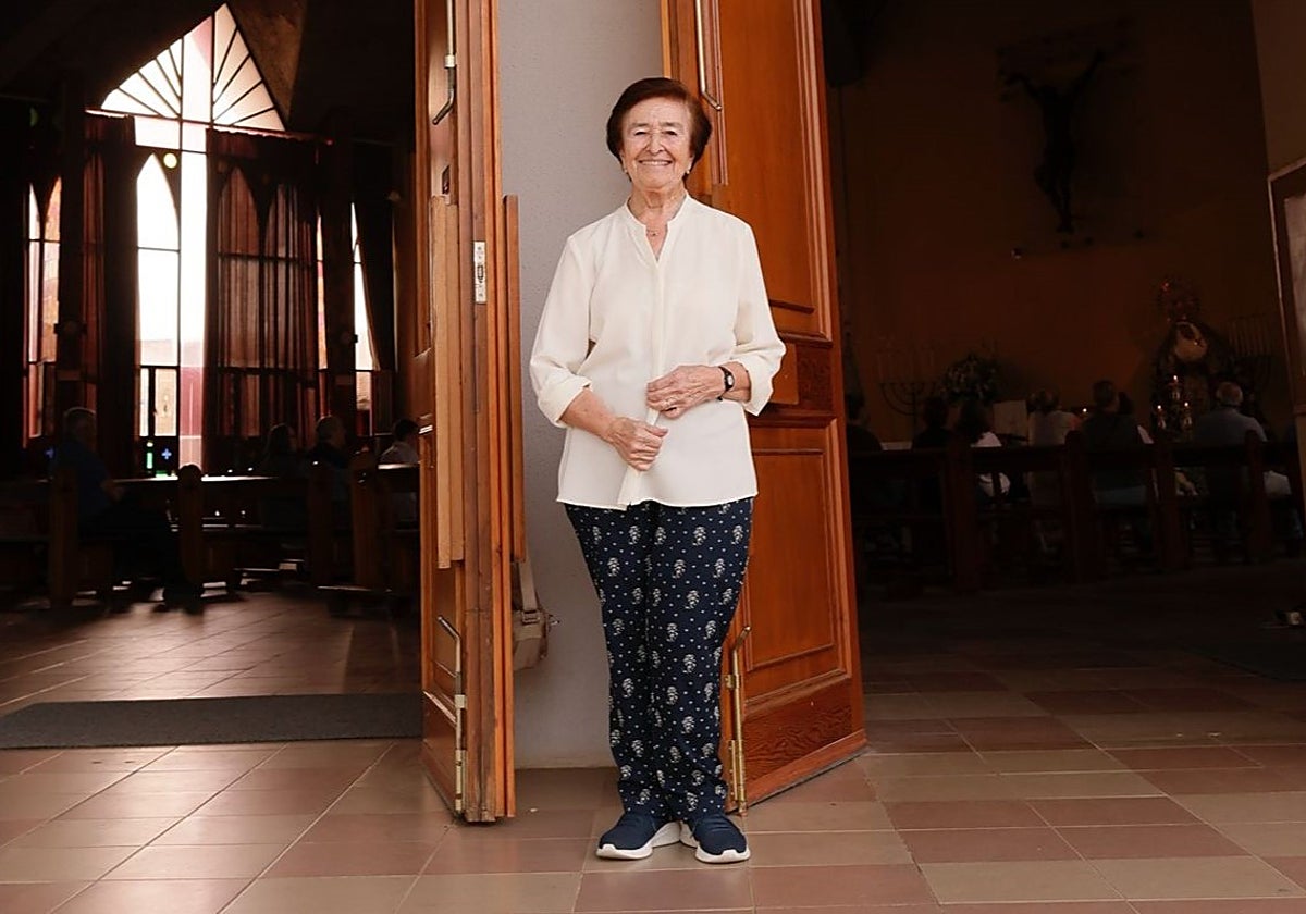La hermana María Antonia, de la congregación Jesús-María, a las puertas de la parroquia de Jesús Obrero el pasado miércoles