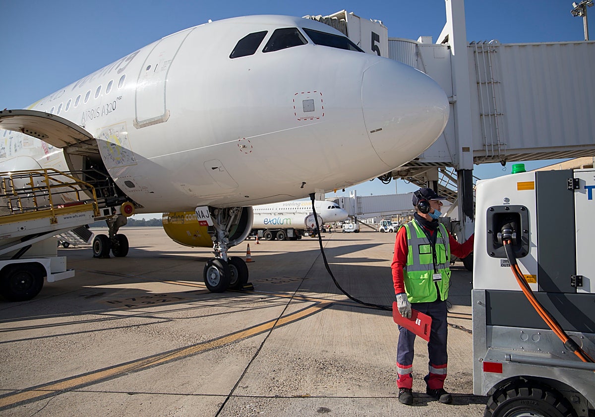Un avión reposta combustible sostenible en el aeropuerto de Sevilla
