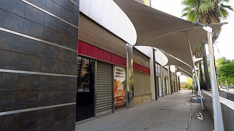 Locales cerrados en el centro comercial Zona Este