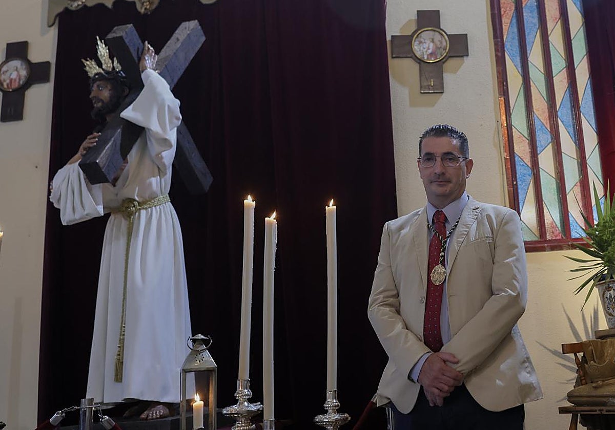 El hermano mayor de Bendición y Esperanza junto a su titular cristífero