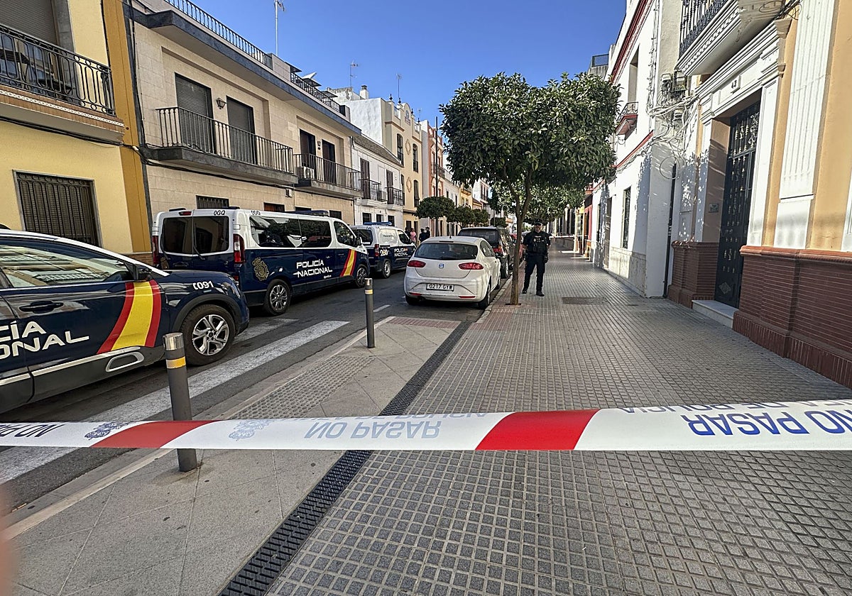 despliegue policial en la calle Real de Utrera de Dos Hermanas