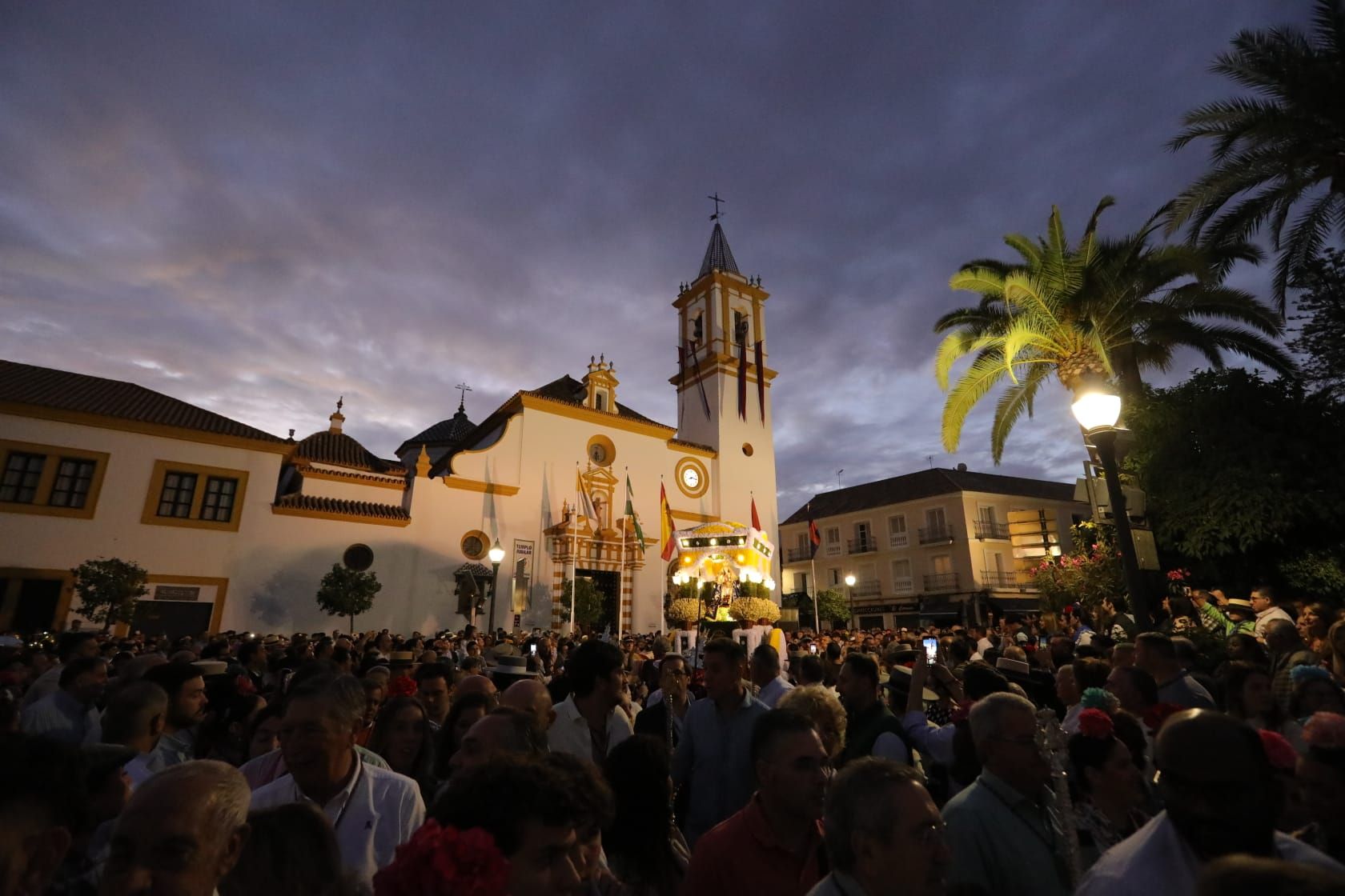 Dos Hermanas acompaña a la Virgen de Valme en su Romería
