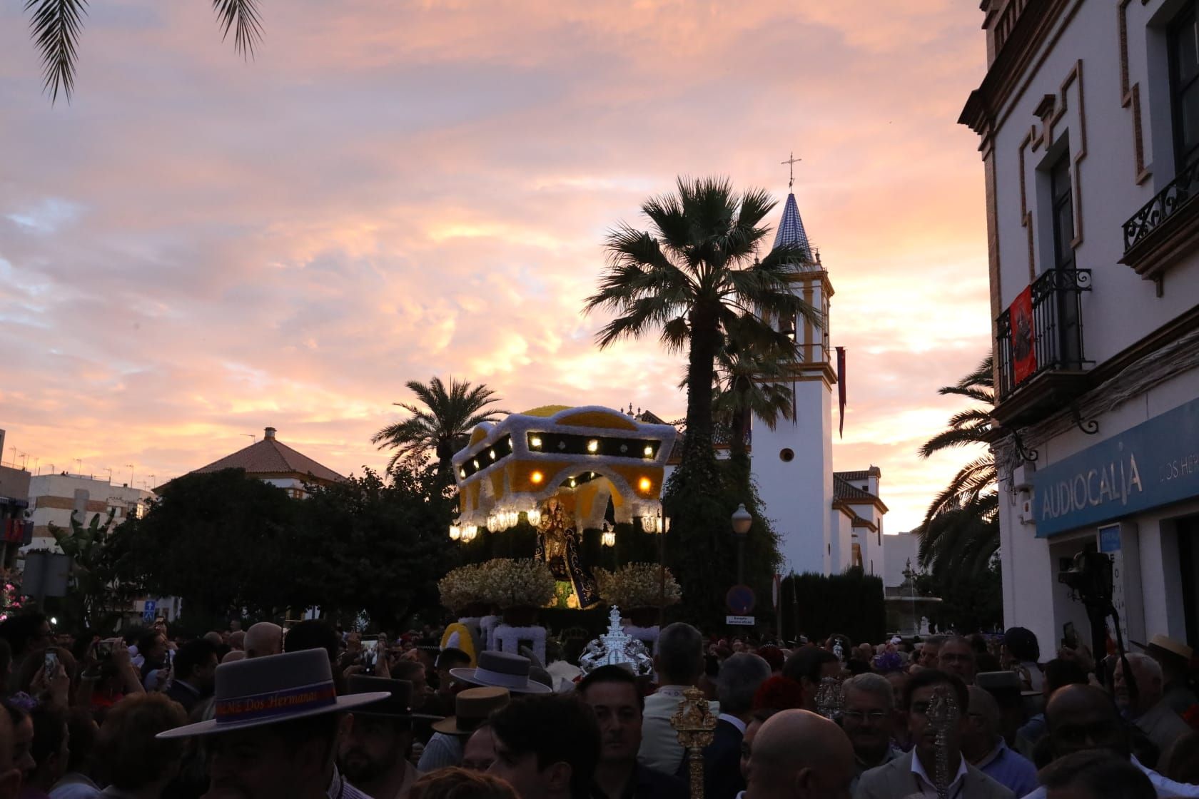 Dos Hermanas acompaña a la Virgen de Valme en su Romería