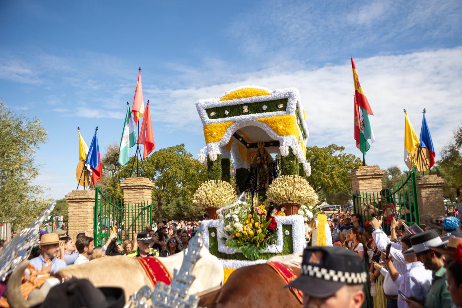 Dos Hermanas acompaña a la Virgen de Valme en su Romería