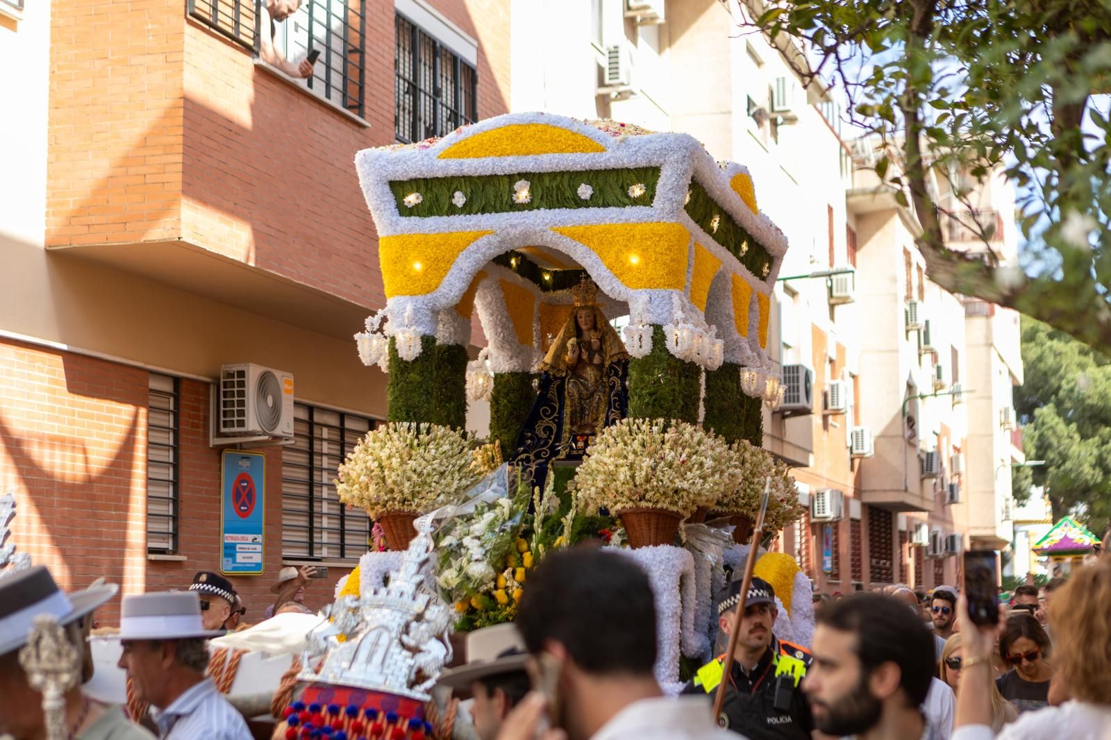 Dos Hermanas acompaña a la Virgen de Valme en su Romería