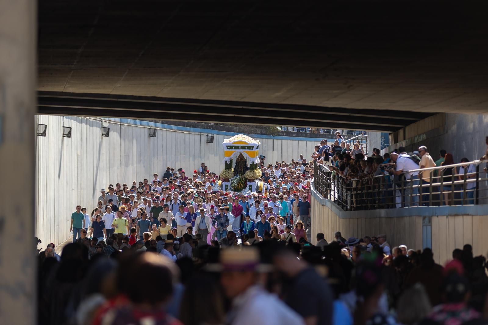 Dos Hermanas acompaña a la Virgen de Valme en su Romería