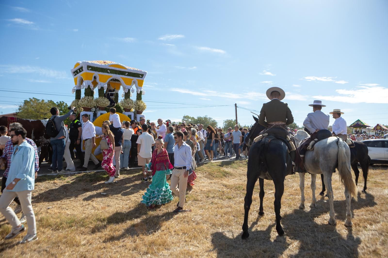 Dos Hermanas acompaña a la Virgen de Valme en su Romería