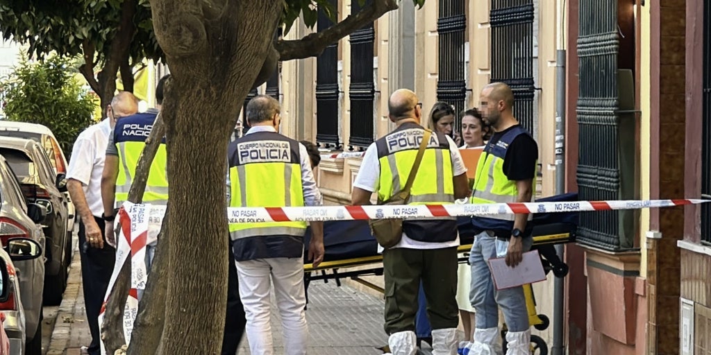 Un hombre se atrinchera en Brenes al ir a buscarle la Policía por su relación con el crimen de Dos Hermanas