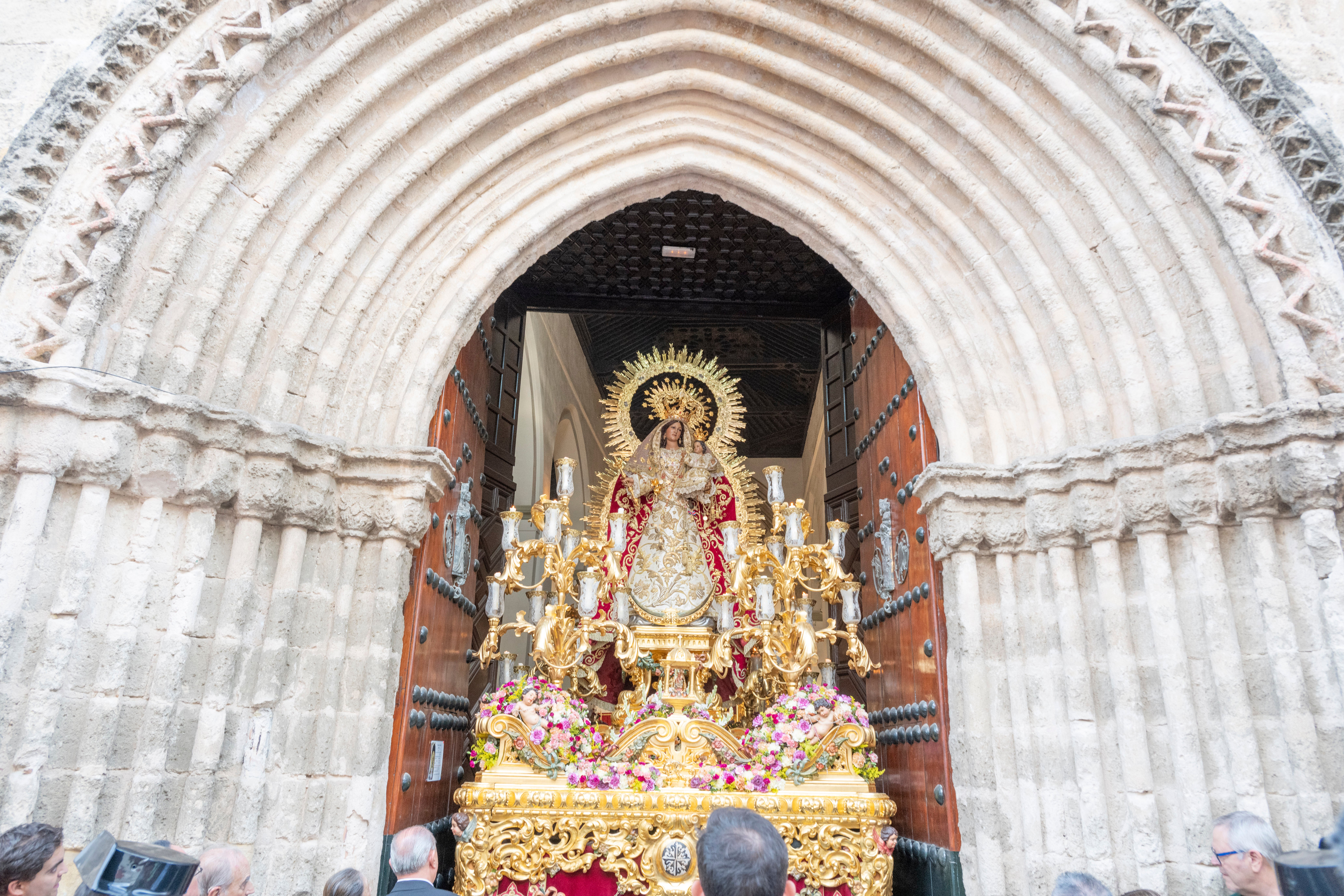 La salida del Rosario de San Julián y la Virgen de las Nieves, en imágenes