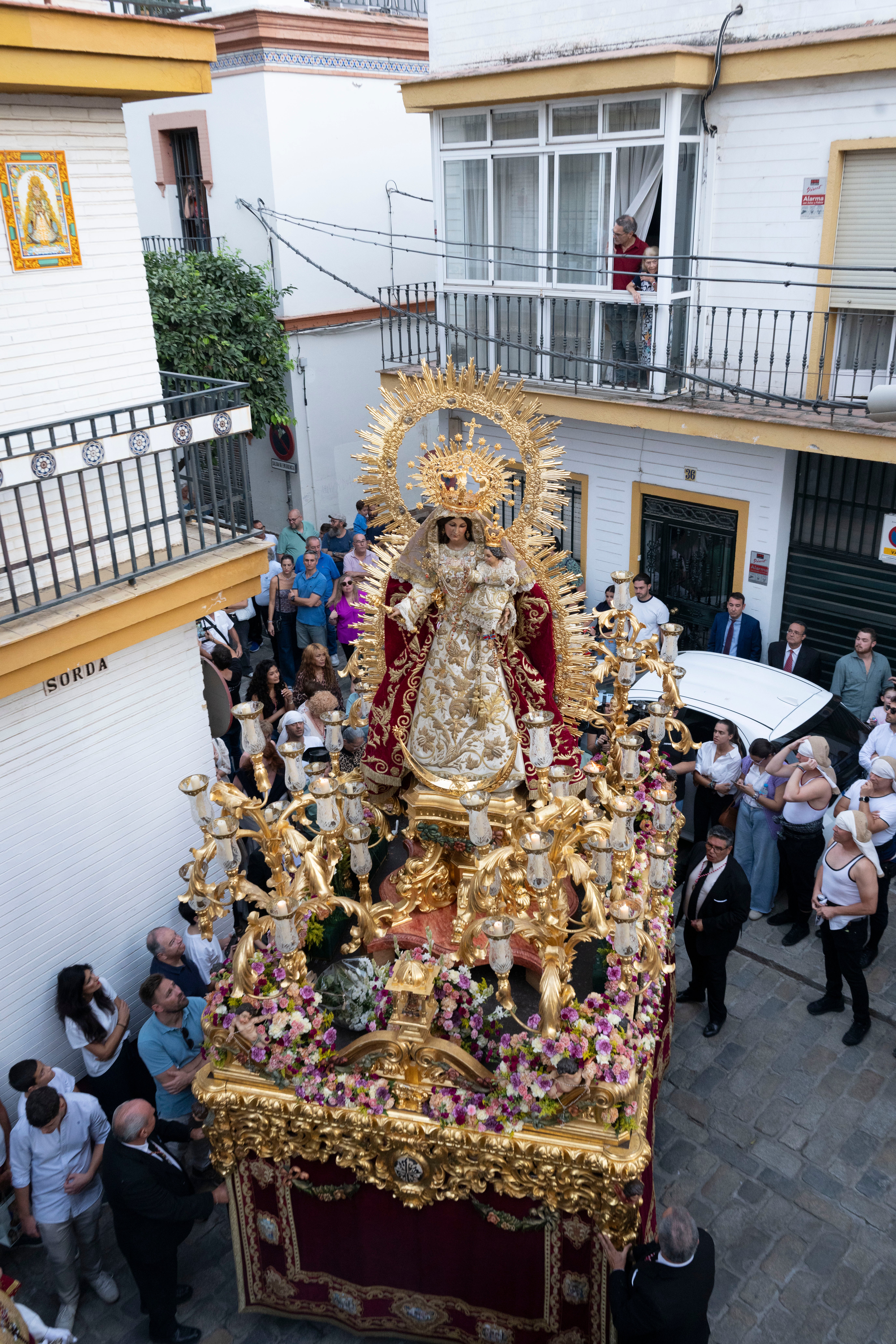 La salida del Rosario de San Julián y la Virgen de las Nieves, en imágenes