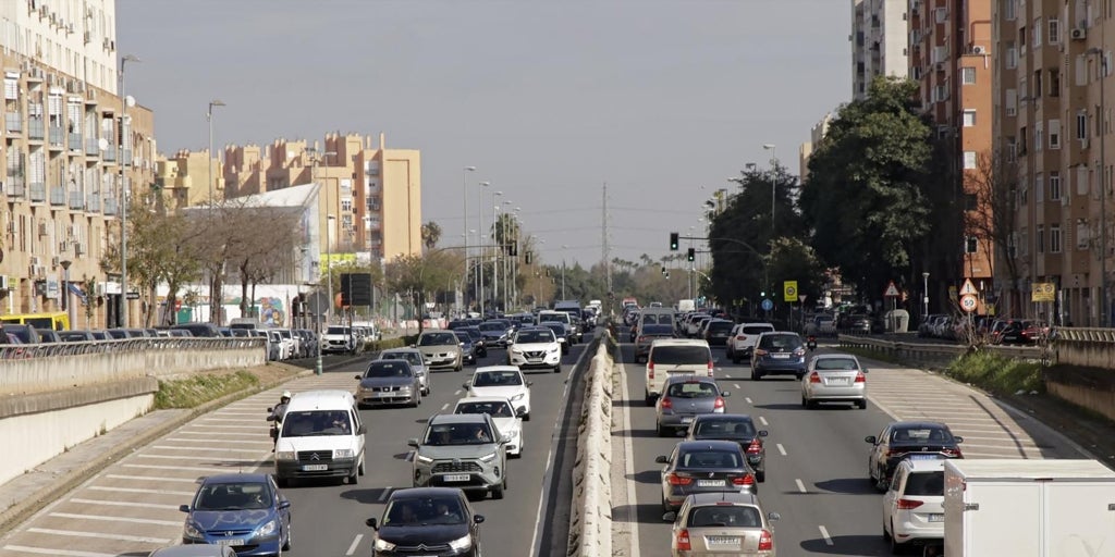 Un hombre tira a una mujer de un coche en marcha en la Ronda Urbana Norte y se lleva a los tres hijos de ella