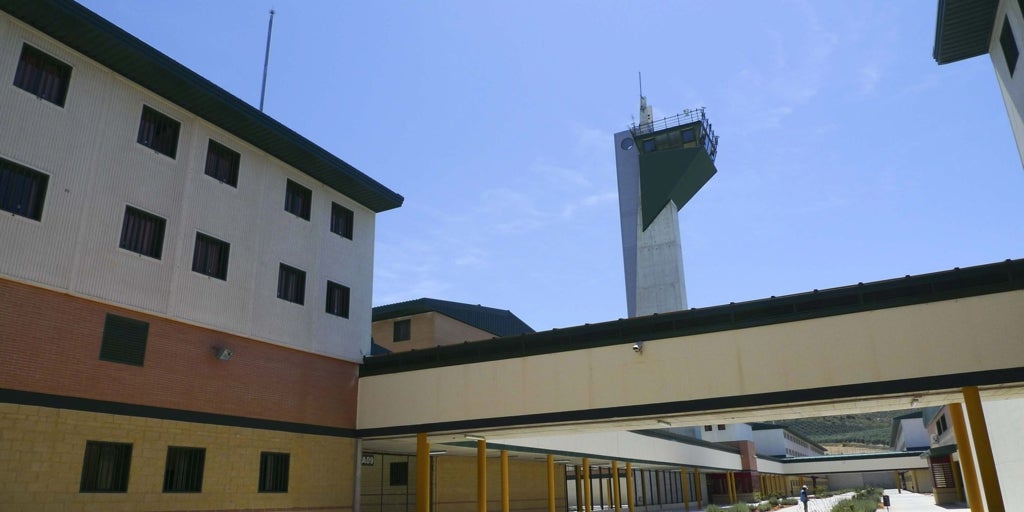 Un preso de la cárcel de Morón agrede a tres funcionarios tras un cacheo saldado con el hallazgo de drogas
