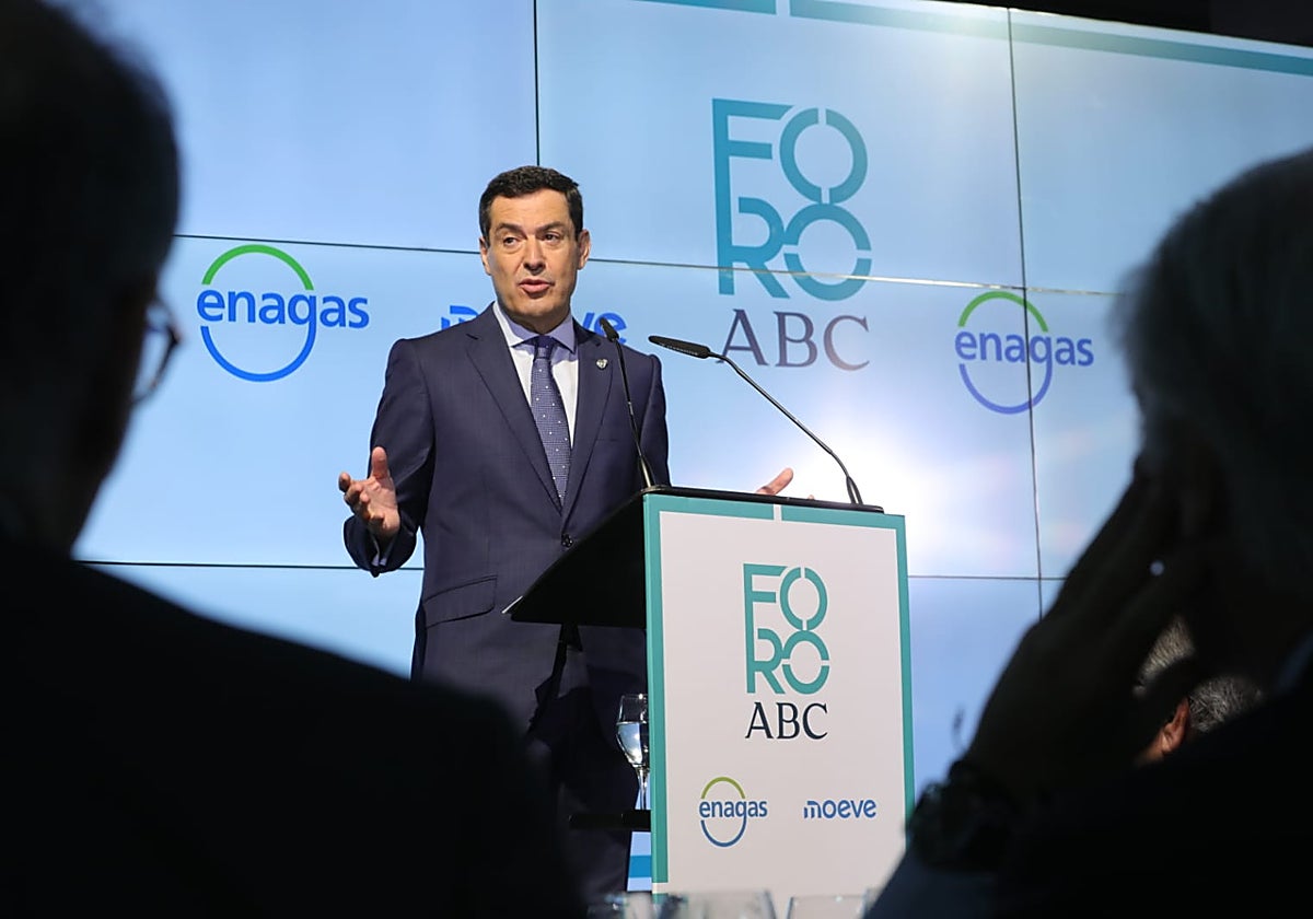 Juanma Moreno se dirige a los asistentes al Foro ABC