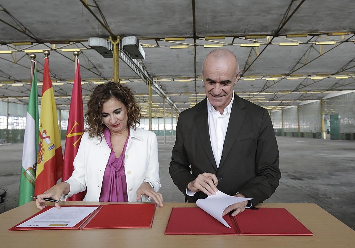 Antonio Muñoz y María Jesús Montero firman el convenio sobre la recuperación de las naves de Hytasa