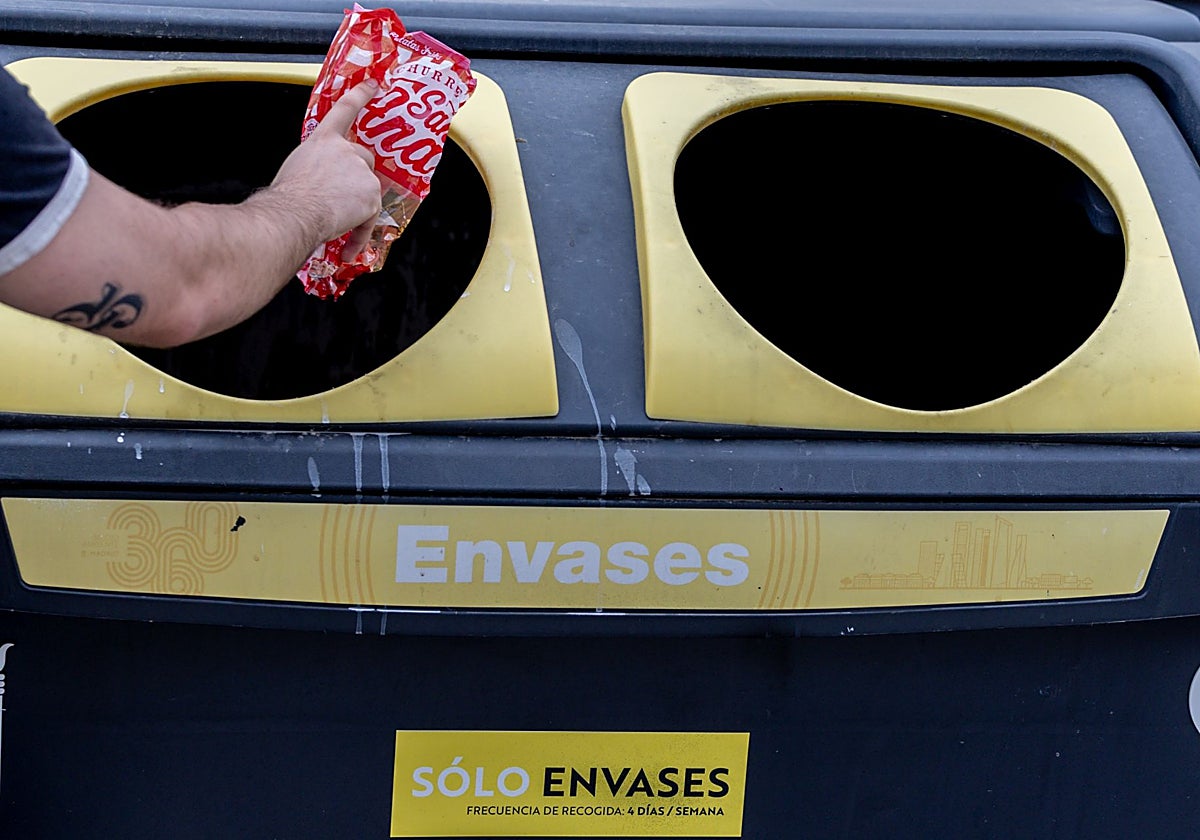 Imagen de un contenedor de reciclaje de plásticos