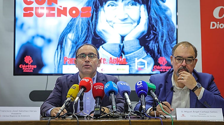 El presidente de Cáritas Regional de Andalucía, Francisco José Sánchez-Heras, en su intervención junto al director de Cáritas Diocesana de Sevilla, Miguel Ángel Carbajo