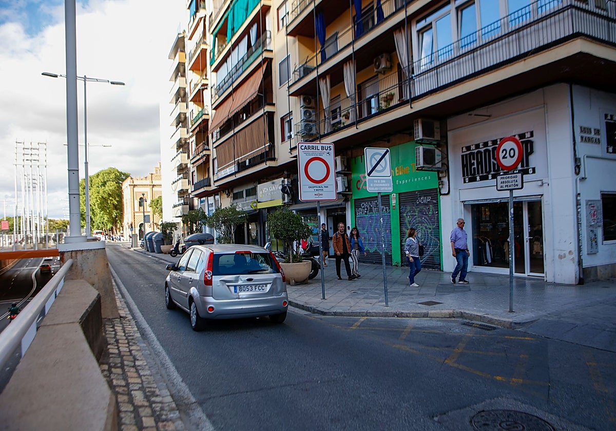 La cámara del carril bus de la calle Arjona es la que impone el mayor número de multas