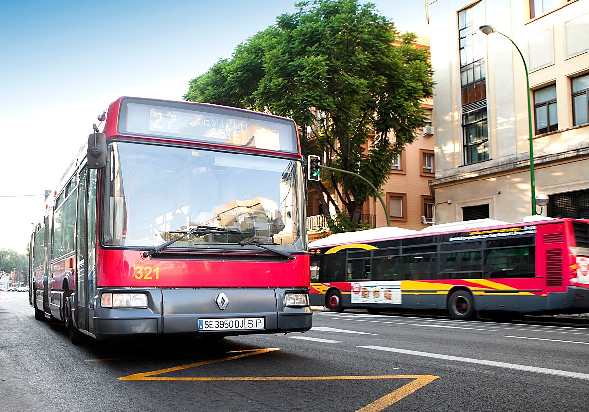 Imagen de un autobús circulando por un carril bus en Sevilla