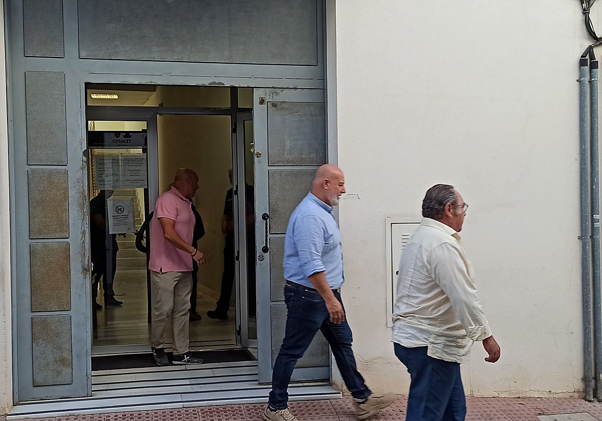 El edil de Obras de Espartinas sale de los juzgados tras su comparecencia