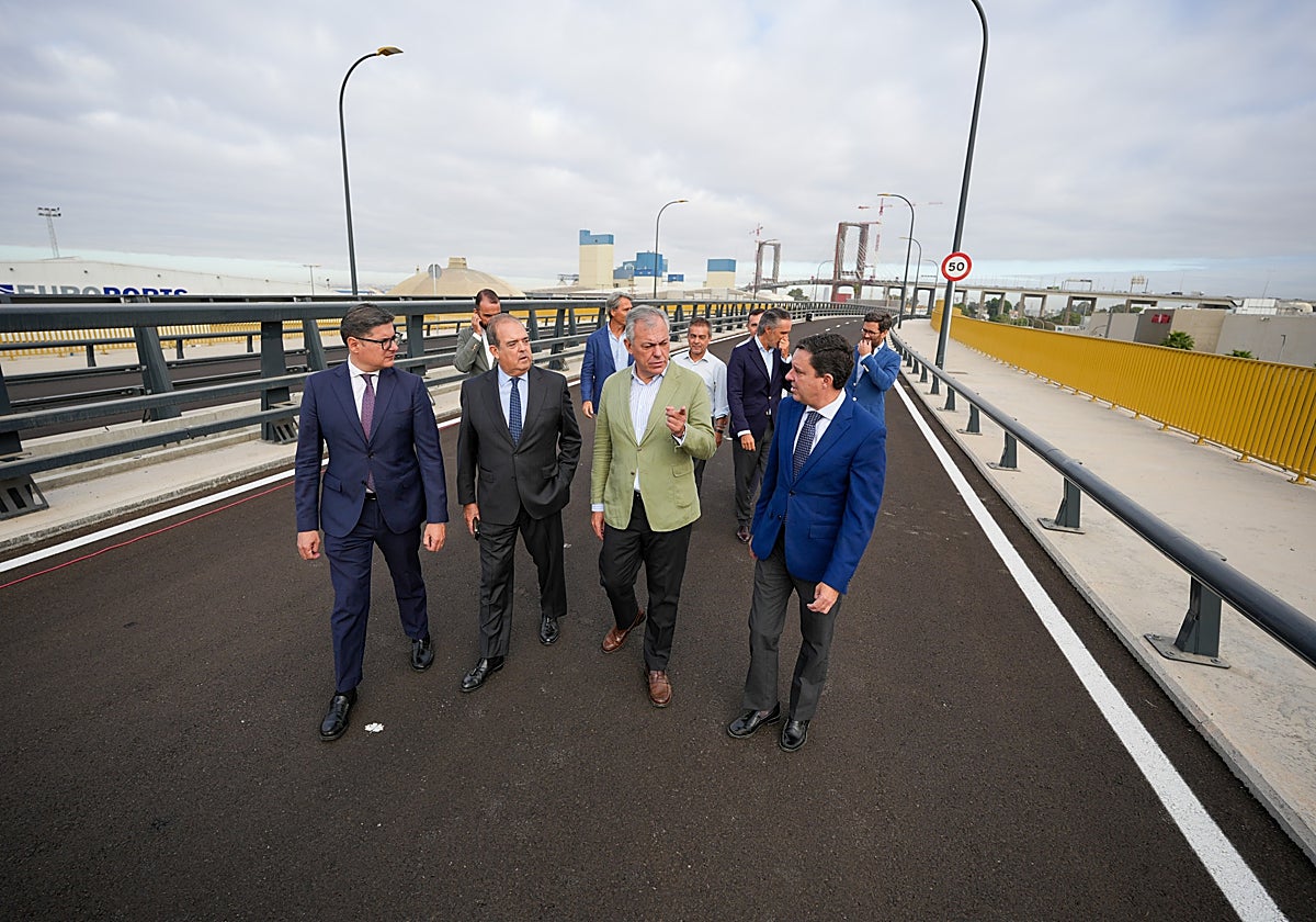 Sanz camina junto a otros responsables municipales