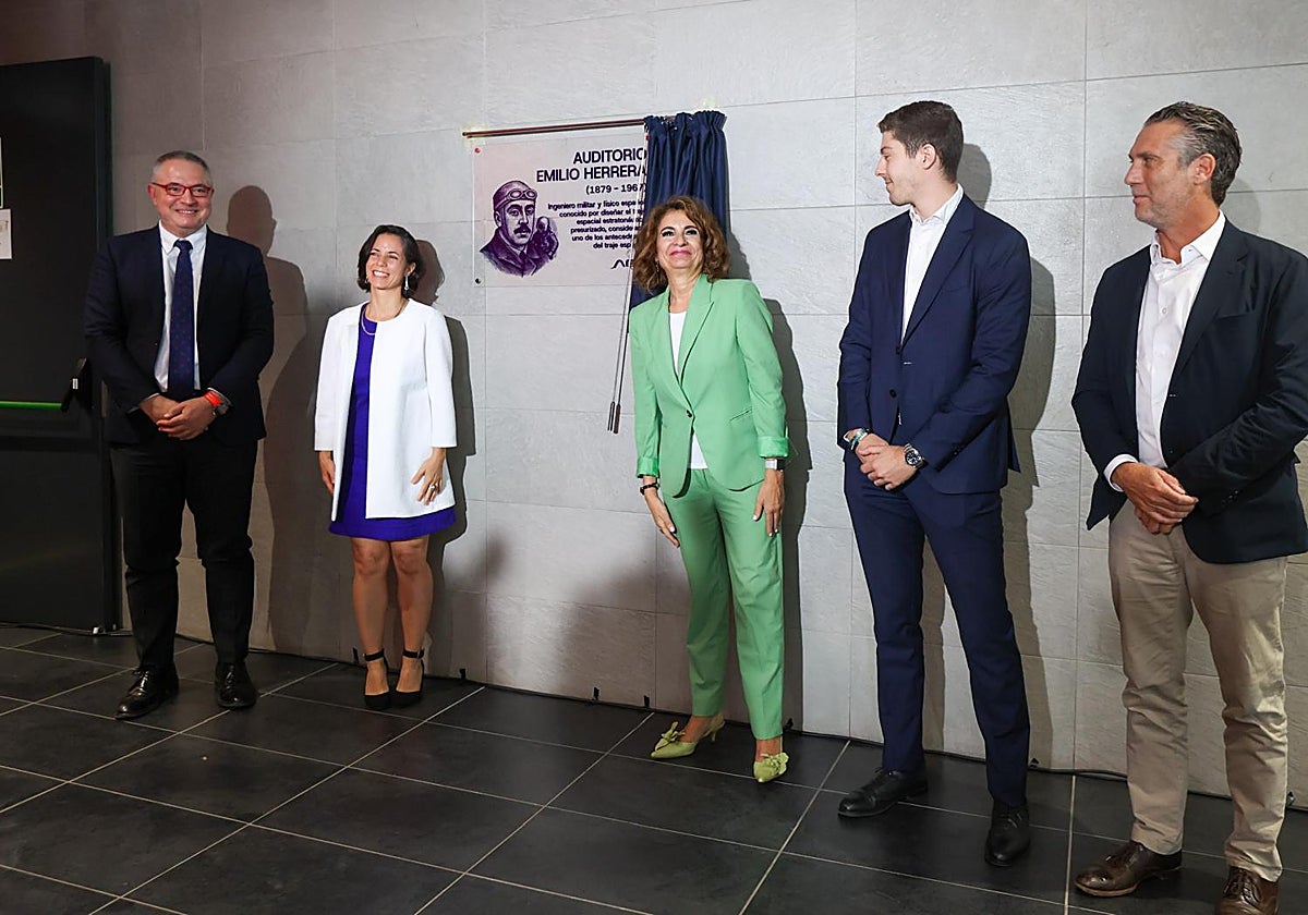 María Jesús Montero descubrió la placa en homenaje a Emilio Herrera en la Agencia Espacial Española