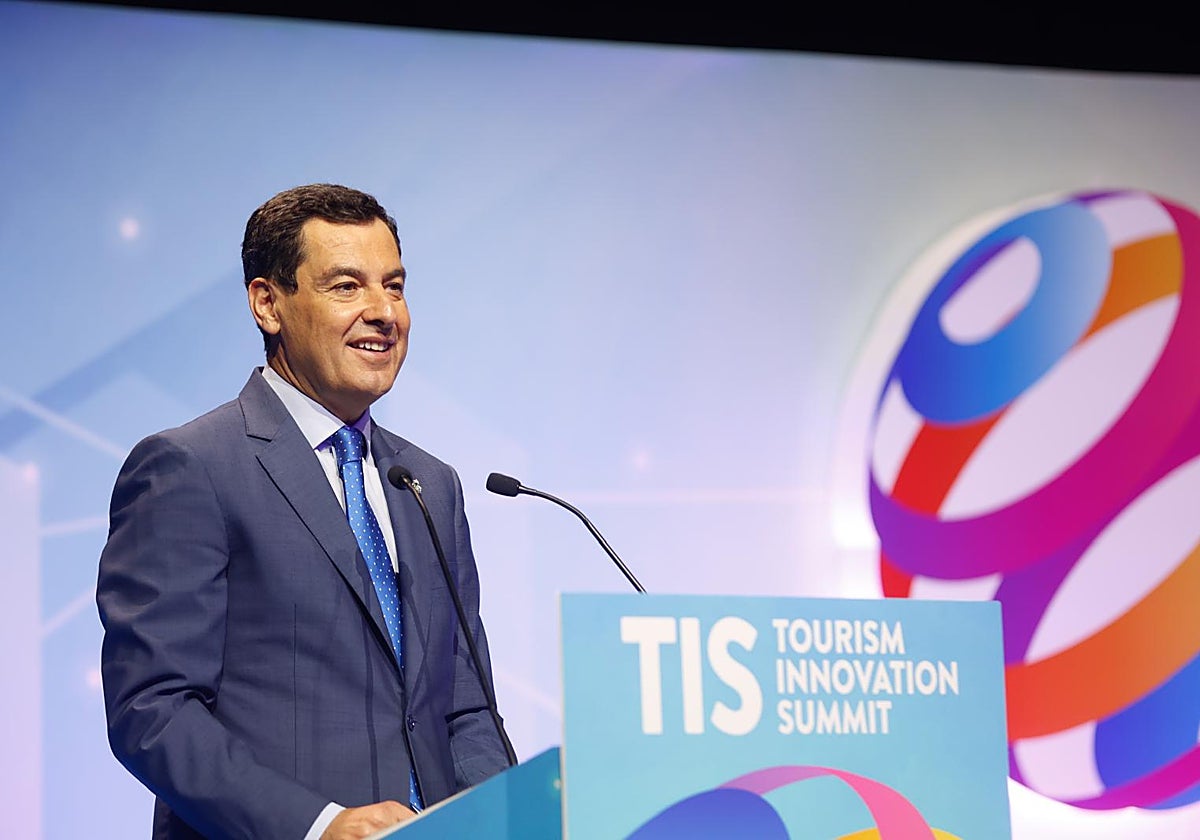 El presidente de la Junta de Andalucía, Juanma Moreno, en la clausura del TIS 2025