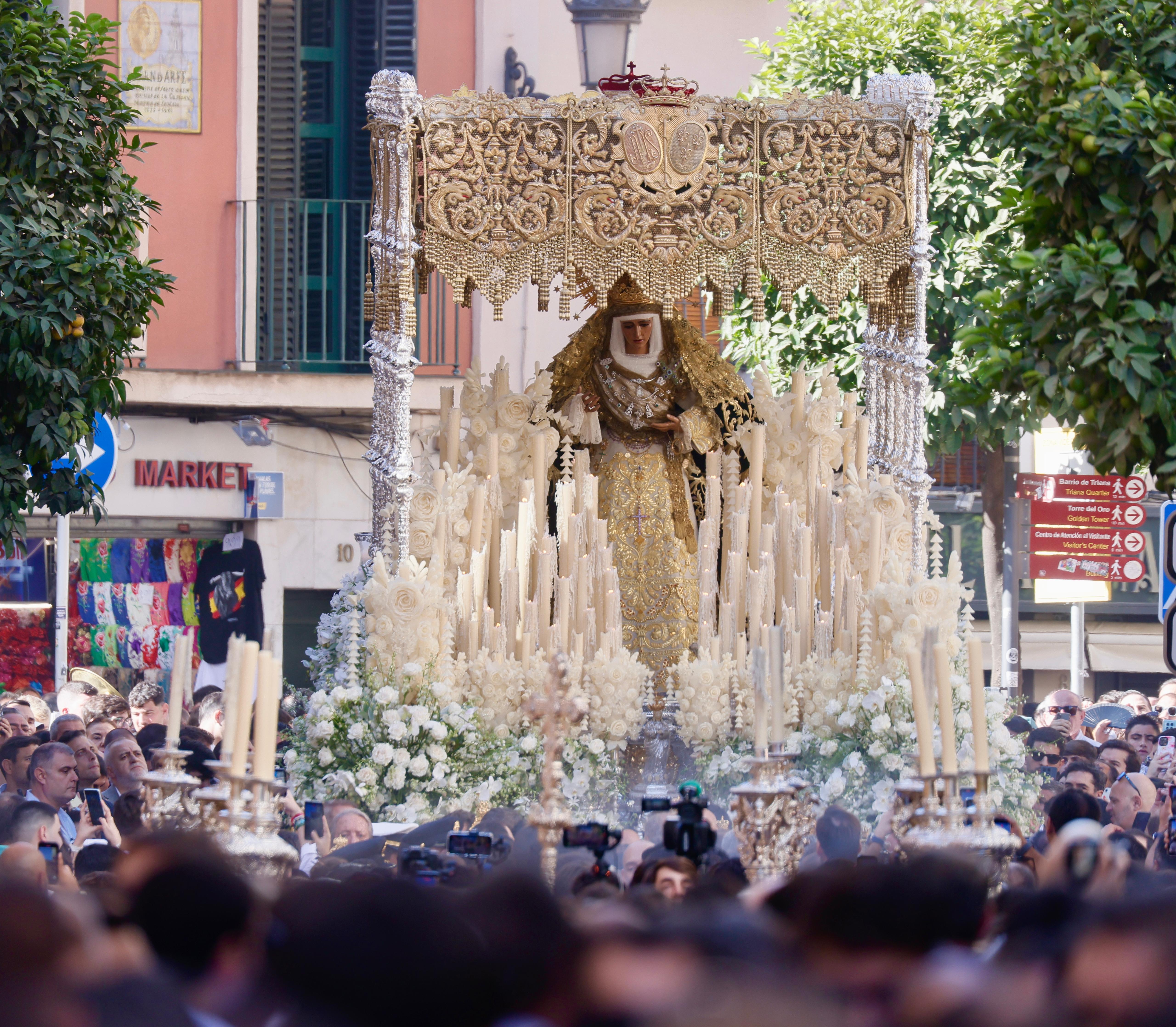 En imágenes, el traslado de la Esperanza de Triana a la Catedral