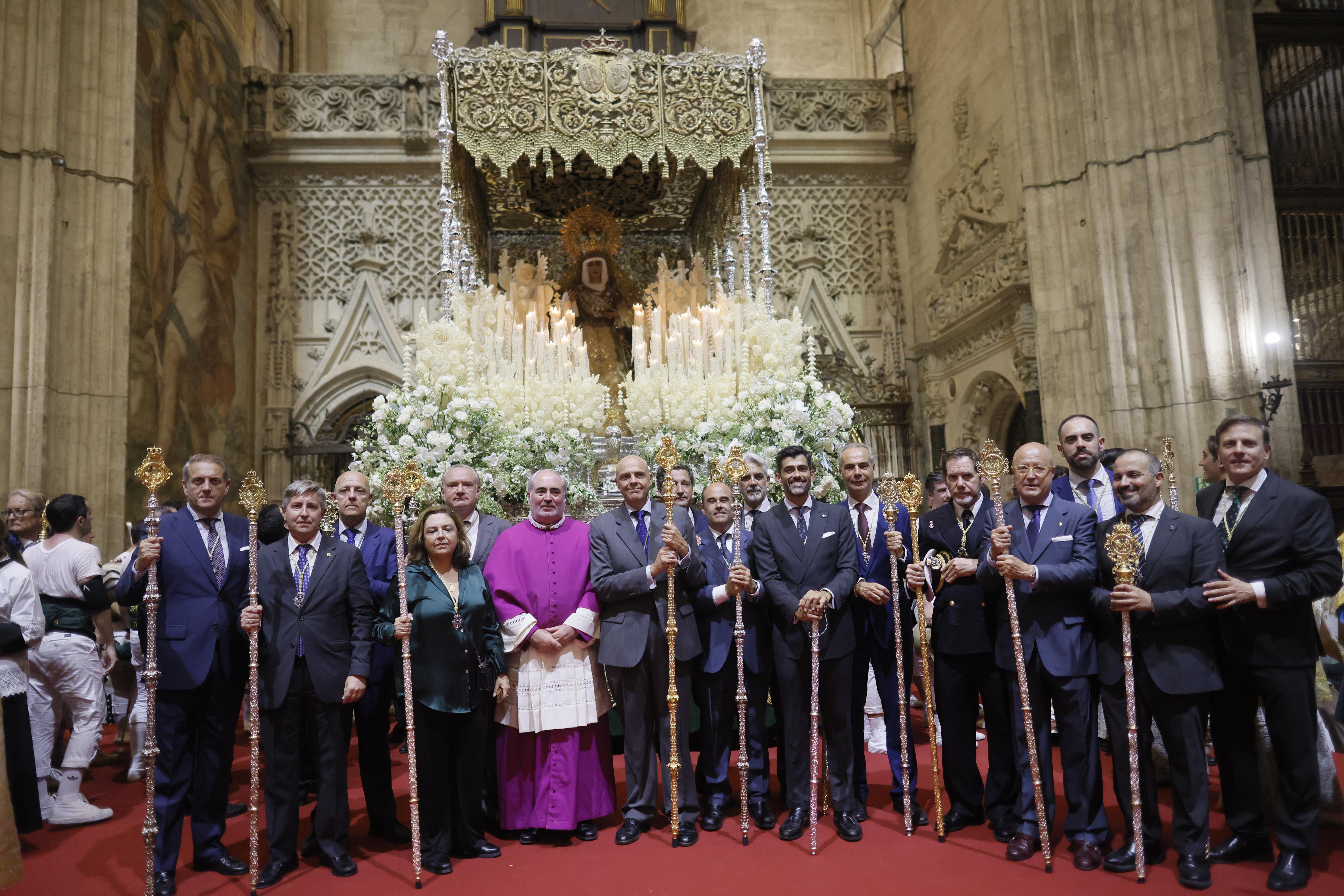 En imágenes, el traslado de la Esperanza de Triana a la Catedral