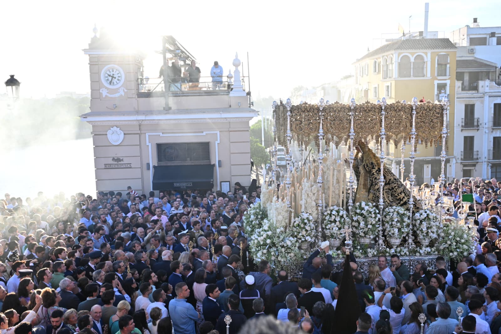 En imágenes, el traslado de la Esperanza de Triana a la Catedral