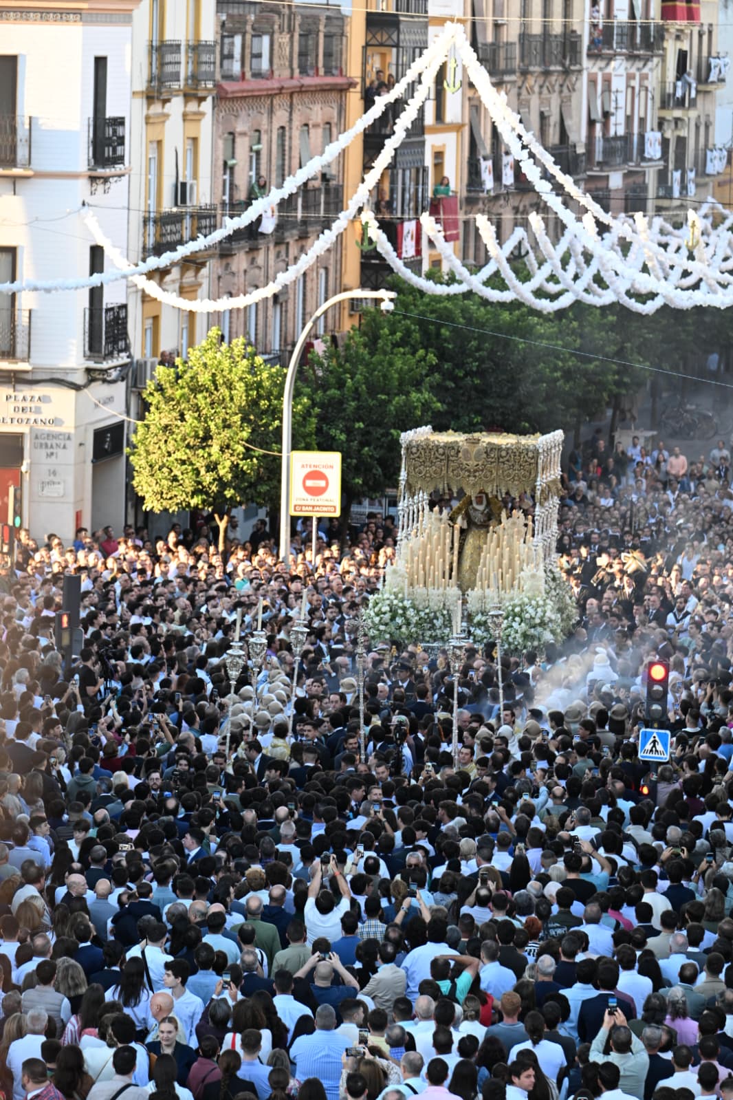 En imágenes, el traslado de la Esperanza de Triana a la Catedral