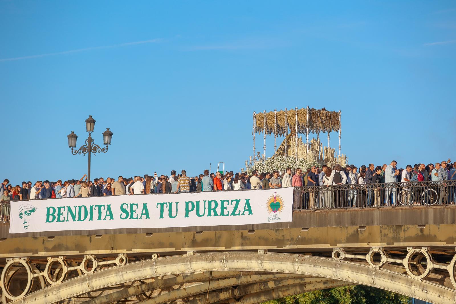 En imágenes, el traslado de la Esperanza de Triana a la Catedral