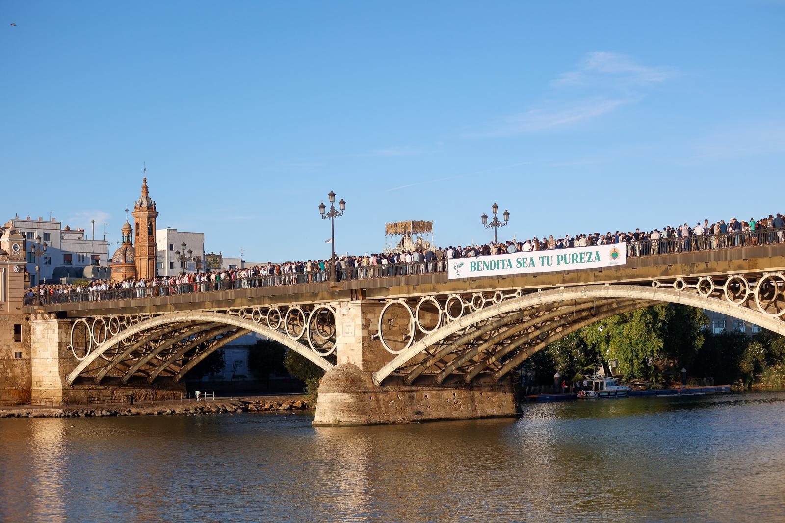 En imágenes, el traslado de la Esperanza de Triana a la Catedral