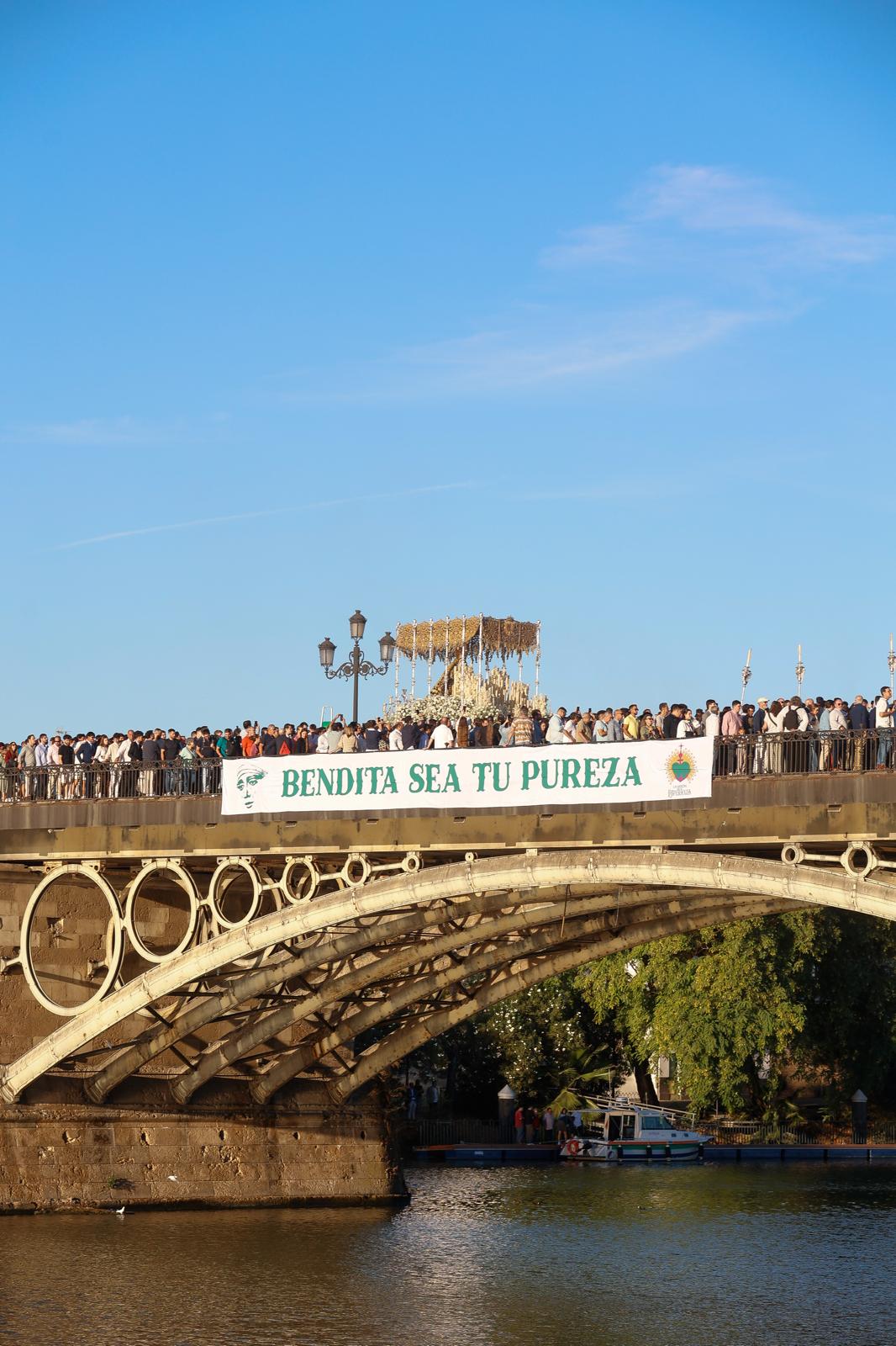 En imágenes, el traslado de la Esperanza de Triana a la Catedral