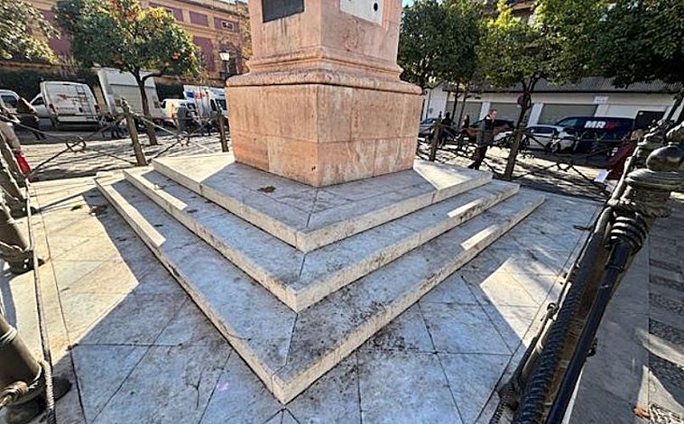 Imagen principal - Algunas de las principales carencias que presenta el monumento a Daoiz en la plaza de la Gavidia
