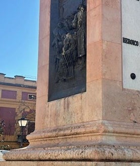 Imagen secundaria 2 - Algunas de las principales carencias que presenta el monumento a Daoiz en la plaza de la Gavidia