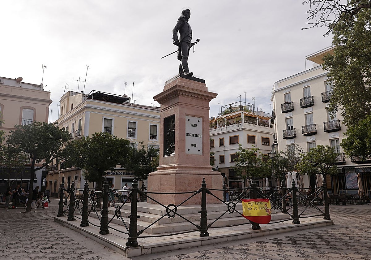 El monumento dedicado al héroe militar sevillano Luis Daoiz en la Plaza de la Gavidia
