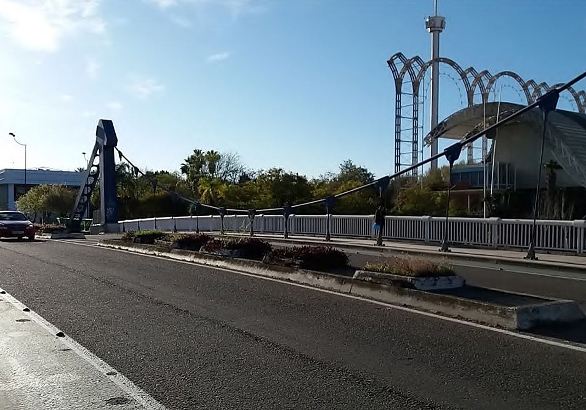 La pasarela de la Cartuja que conecta el Camino de los Descubrimientos con la glorieta de Isla Mágica