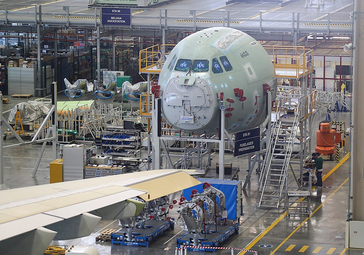 Construcción de un avión en una planta aeronáutica