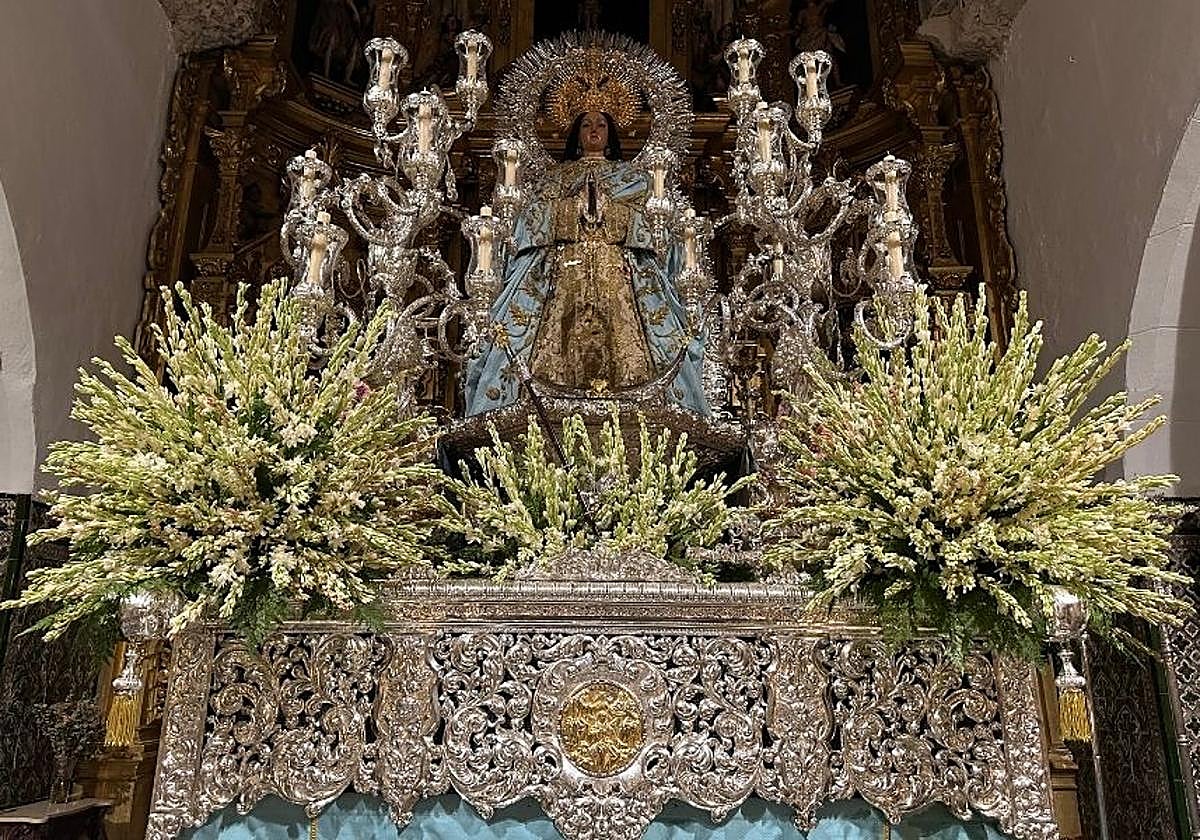 Detalles del paso de gloria de la Hermandad de la Purísima de La Algaba