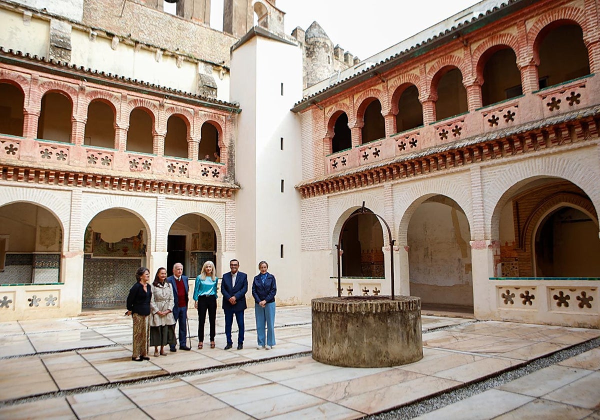 La consejera con el alcalde de Santiponce en el monasterio de San Isidoro