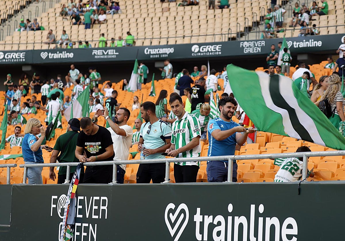 Varios béticos van llenando el estadio de la Cartuja en los prolegómenos del Betis - Alavés