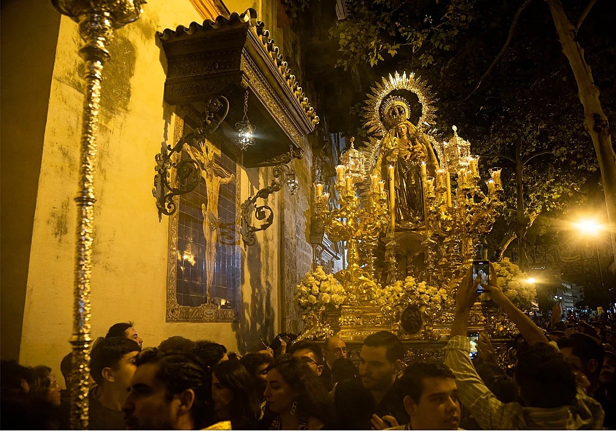La Virgen del Amparo en su procesión