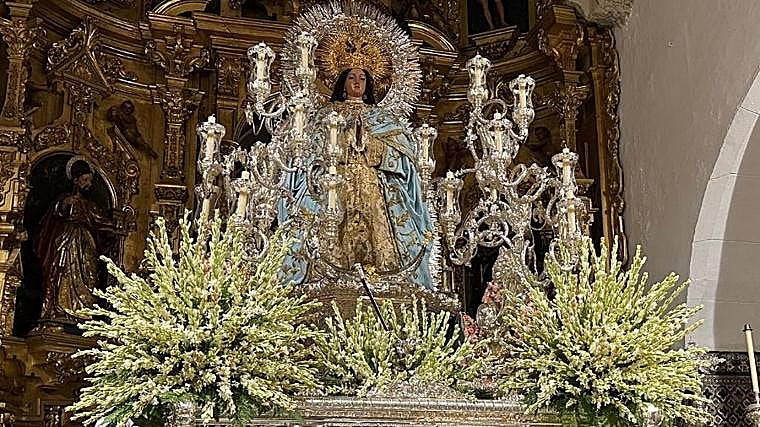 Concha Amores, hermana mayor de la Purísima de La Algaba: «Es muy grande que la Esperanza de Triana se suba a nuestro paso»
