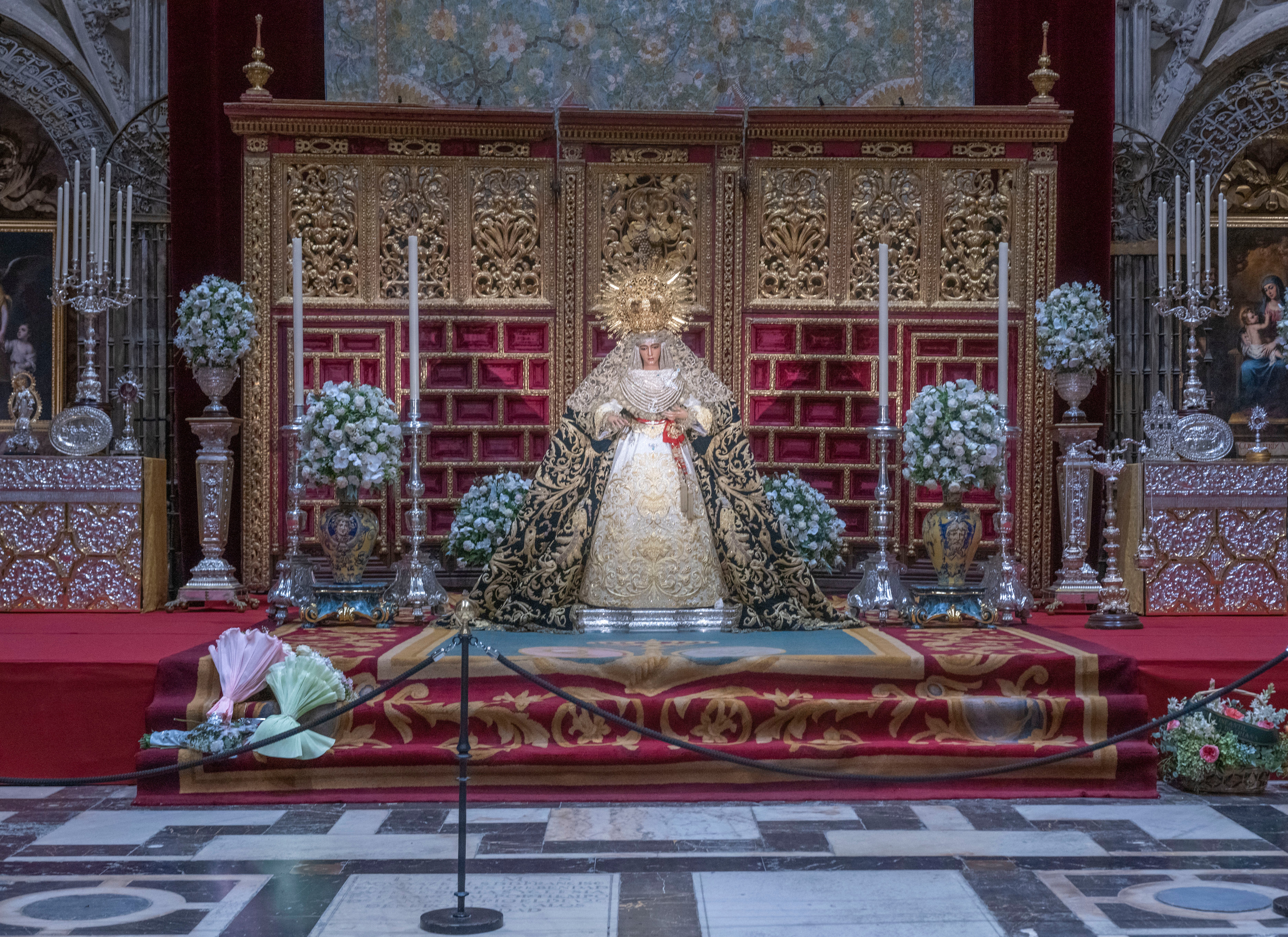 El besamanos extraordinario de la Esperanza de Triana en la Catedral de Sevilla