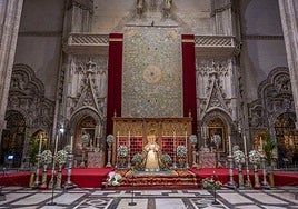 El besamanos extraordinario de la Esperanza de Triana en la Catedral de Sevilla