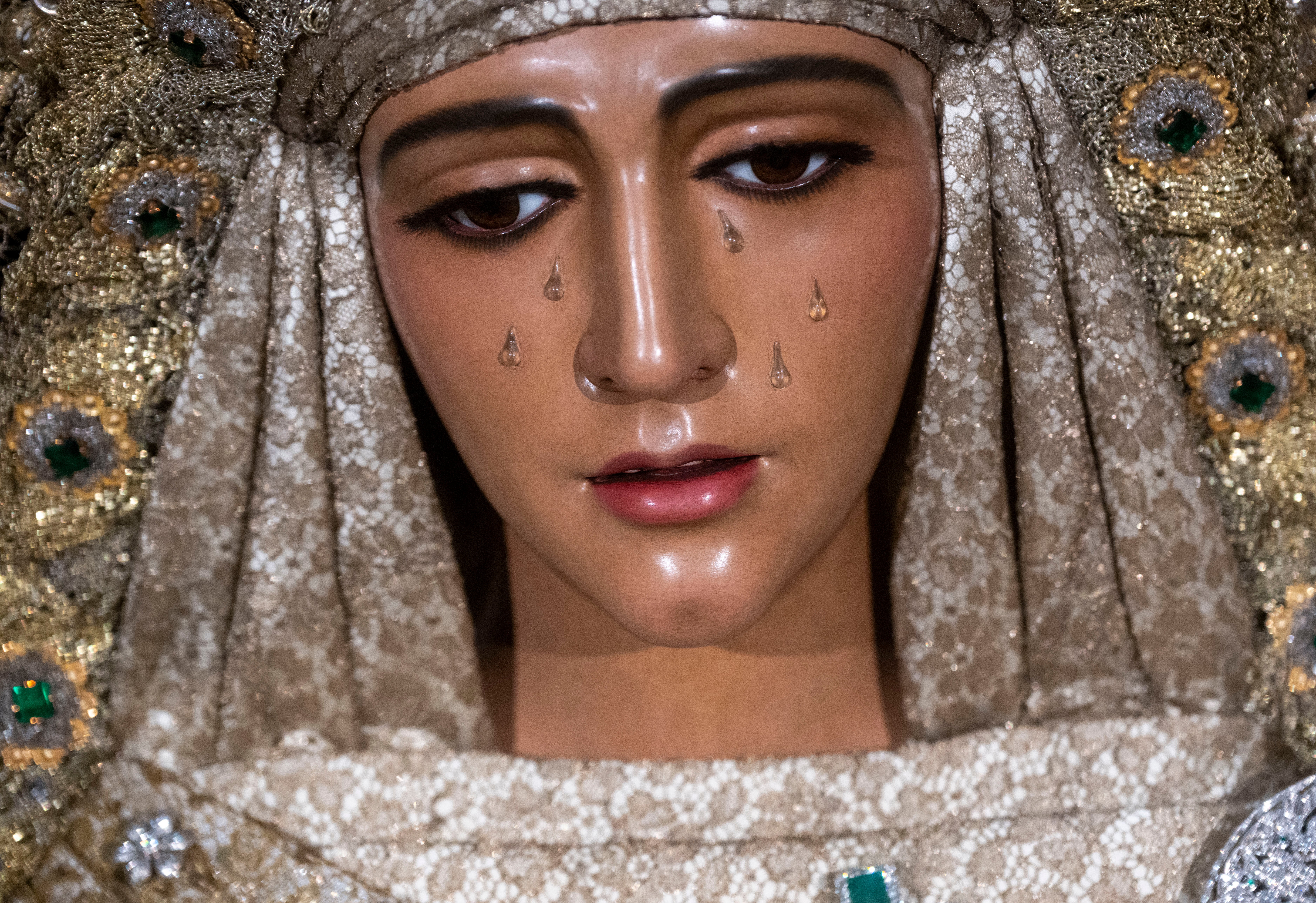 El besamanos extraordinario de la Esperanza de Triana en la Catedral de Sevilla